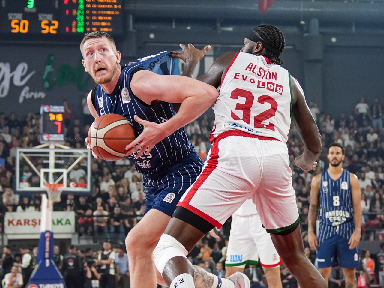 Anadolu Efes Zirve Yarışında Vites Yükseltti: Petkimspor Deplasmanında Farklı Kazandı