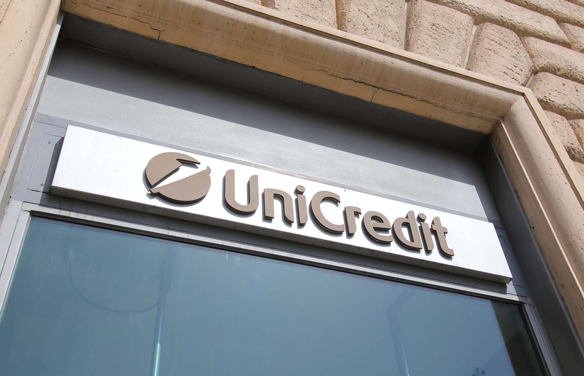 UniCredit, Commerzbank Denetim Kurulu'nda Yönetim Değişikliği Yetkisi Elde Edebilir