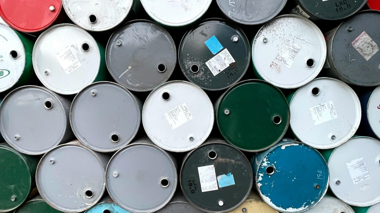 Ateşkes beklentisi Brent ve WTI fiyatlarını düşürdü: 5 yılın en sert aylık kaybı
